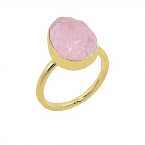 Bague minimaliste plaquée or jaune avec quartz rose naturel serti clos, unisexe, pour usage quotidien, bague en pierres précieuses - Product Image 1