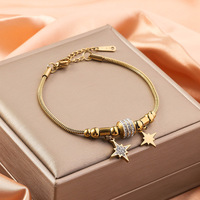 Colgante de flor de trébol de cinco hojas de acero inoxidable con cuentas de circón de diamante fino chapado en oro de 18 quilates para mujer