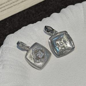 Colgante de Plata de Ley S925 con Diseño Medieval Vintage, Colgante Cuadrado Simple y Moderno con Circonita Hueca y Patrón Cepillado - Product Image 4