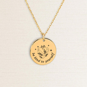 Collana con Ciondolo Rotondo in Acciaio Inossidabile con Scritta Ispirazionale 'Be Kind to Yourself' per Donna - Product Image 1