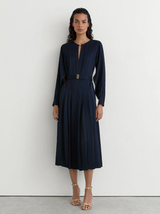 Robe midi élégante bleu marine avec col en V, taille cintrée, silhouette trapèze, manches longues, tissu tissé, tenue de bureau - Product Image 1
