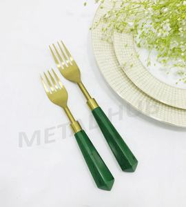 Juego de cubiertos dorados de acero inoxidable con Mango Verde Ajuste de lugar de 5 y 7 piezas ecológico para fiestas de boda y eventos a granel - Product Image 4