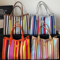 Pochette cosmétique en polyester à rayures arc-en-ciel, blocs de couleur, sac à main avec dragonne pour voyage et articles de toilette, vente en gros OEM ODM