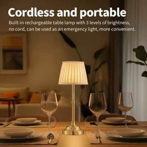 Lampe de table sans fil moderne classique finition laiton doré, ampoule E14, abat-jour en tissu, batterie remplaçable, pour mariage et restaurant - Product Image 4