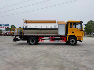 Camion distributeur d'asphalte professionnel de moyenne capacité avec réservoir isolé et pompe chauffante pour une pulvérisation homogène du bitume sur les routes - Product Image 6