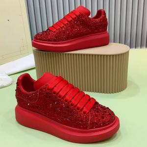 Chaussures décontractées de sport à semelles épaisses en cuir véritable, style slip-on, noires et rouges, cloutées de diamants, pour hommes et femmes, vente en gros d'usine - Product Image 2