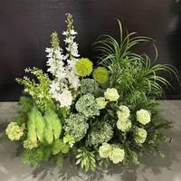 Composition florale artificielle d'hortensias verts, roses blanches et eucalyptus sur support doré pour allée de mariage et chemin de jardin