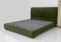 Cadre de lit rembourré de style Mid-Century Modern avec tête de lit à cannelures verticales pour chambres Queen et King