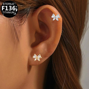 Boucles d'oreilles clous papillon en titane F136 stériles pour femme, bijoux de piercing tendance - Product Image 1