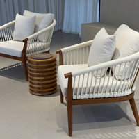 Fauteuil de jardin en bois rembourré avec dossier tressé pour terrasse et hôtel