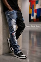 Pantalon en jean asymétrique homme streetwear bleu et noir bicolore, déchiré et vieilli, motif graffiti intégral