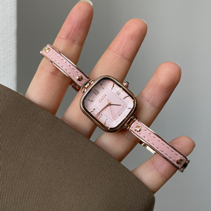 Reloj de Mujer CILOA Cuadrado Pequeño y Exquisito, Personalizable, Moderno, de Alta Calidad, Resistente al Agua, con Correa de Cuero y Movimiento de Cuarzo - Product Image 3