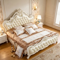 Cadre de lit maîtresse de style manoir vintage avec pied de lit en cuir festonné ondulé et tête de lit sculptée, mobilier de chambre