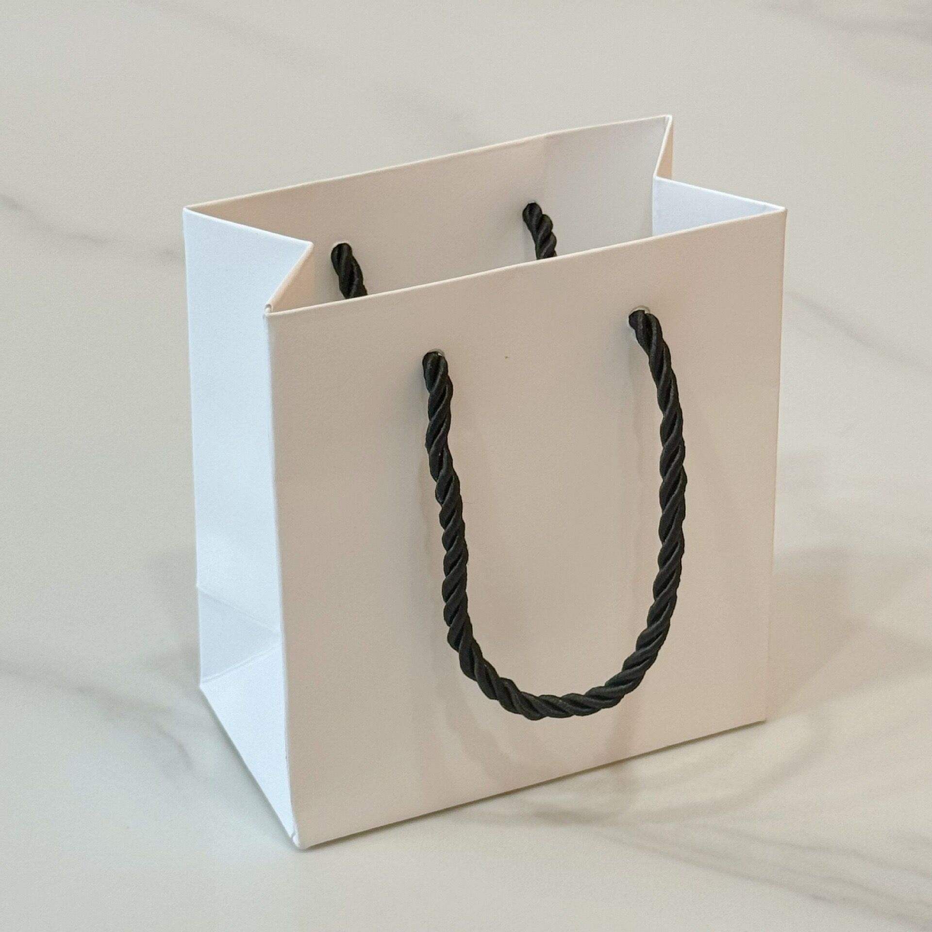 Sac en papier blanc assorti