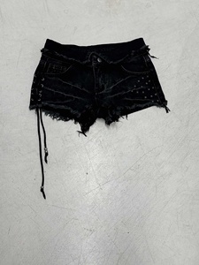 Shorts en jean noir gothique vieilli, hot pants à lacets cloutés et ourlet effiloché, streetwear punk Y2K pour femme - Product Image 6