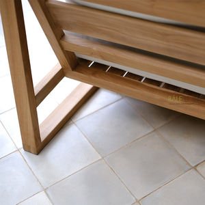 La chaise Bali Nusa présente un bois de teck finement poncé de couleur naturelle, idéale pour les espaces extérieurs, les maisons, les villas, les hôtels ou les complexes hôteliers. - Product Image 4