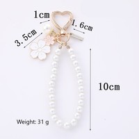 Nouvel accessoire mignon en alliage avec petite fleur blanche et lettres, porte-sac et porte-clés orné de perles