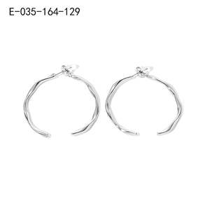 Boucles d'oreilles manchette tendance en acier inoxydable 316L plaqué or PVD, résistantes et durables - Product Image 1