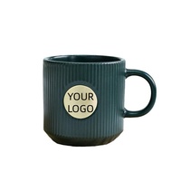Mug à café en céramique à rayures verticales nordiques avec badge en bronze métallique, logo personnalisé, tasse à eau en porcelaine mate, cadeau de bureau