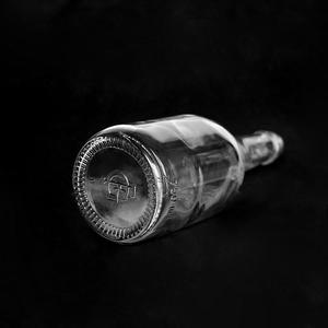 巴西伊莎贝尔定制750毫升玻璃酒瓶，带螺帽和压花葡萄设计 - Product Image 4