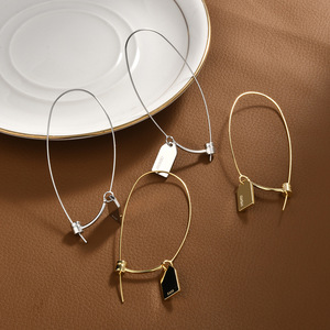 Elegantes <span class=keywords><strong>pendientes</strong></span> de aro de acero inoxidable chapados en <span class=keywords><strong>oro</strong></span> con patrón de <span class=keywords><strong>diamantes</strong></span> geométricos de moda letras inglesas joyería de moda de viajero - Product Image 1