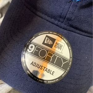 Etiquetas Adhesivas de Holograma Troqueladas a Medida con Lámina Metálica Holográfica, Logotipo Personalizado Impreso a Prueba de Agua para Gorras, Viseras y Snapbacks - Product Image 1