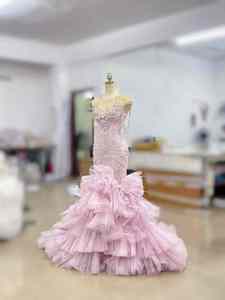 Vestido Queens Espectacular de Sirena con Volantes, Abundante Pedrería y Borlas en color Rosa para Desfile de Modas - Product Image 5