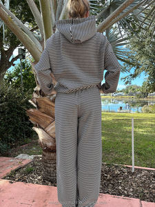 Ensemble deux pièces surdimensionné de haute qualité pour femme : sweat à capuche rayé et pantalon de survêtement - Product Image 4