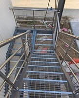 Marches d'escalier en treillis métallique ondulé en acier inoxydable galvanisé à chaud, antidérapantes, à dents, pour usage industriel