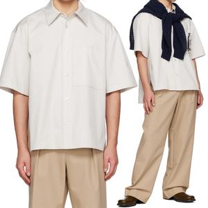 เสื้อเชิ้ตผ้าฝ้ายสีเทาทรงหลวม แขนสั้น ตะเข็บข้างระบายอากาศ มีกระเป๋าปะ  สำหรับผู้ชาย พร้อมโลโก้แบบกำหนดเอง - Product Image 1