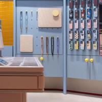 Vitrine murale personnalisée en panneau perforé, présentoir mural moderne pour coques de téléphone, sangles et petits accessoires, idéal pour les magasins de détail