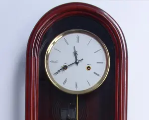 Настенные часы с деревянным маятником