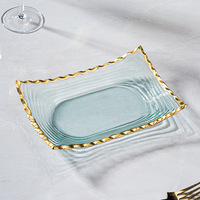 Assiettes à dessert élégantes en verre avec surface texturée et bordure dorée ondulée, 3 options de taille pour la présentation des aliments