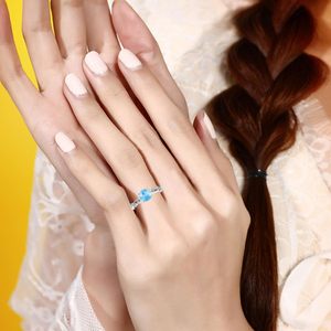แหวนหมั้นมอสซาไนต์ทรงกลมเจียระไนแบบบริลเลียนต์ ตัวเรือนทอง 18K ประดับเพชรแบบฝังเต็มวง ดีไซน์โรแมนติกสำหรับผู้หญิง - Product Image 2