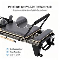 Reformer de Pilates noir en aluminium moulé sous pression avec système de poulies silencieuses et lit de base pour usage en studio et en salle de sport