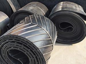 Fabrika Çıkışlı Eğimli V Desenli Kauçuk Chevron Konveyör Bandı Güçlendirilmiş Konveyör Bandı Kesim Hizmeti - Product Image 3