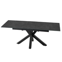 Table à manger en céramique de couleur béton avec deux panneaux coulissants extensibles et pieds croisés peints en poudre noire italienne
