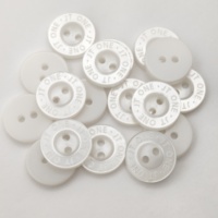 Boutons en résine écologique de 21L, à dos plat, polis, imitation coquille, à 2 trous, pour manteaux, vêtements et chemises pour hommes - Vente en gros