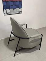 Chaise longue en tissu incurvée moderne à prix réduit avec accoudoirs en métal, design minimaliste pour salon