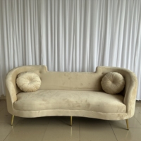 Sofá de Tres Plazas Curvo de Terciopelo Beige de Lujo con Patas Metálicas Delgadas Doradas para Vestíbulo de Hotel, Recepción de Bodas, Sala de Estar