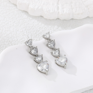 Nouvelles boucles d'oreilles à clous en zircone en forme de cœur ultra-affûtées de style français avec des lobe d'oreille en acier titane de haute qualité et élégant - Product Image 5