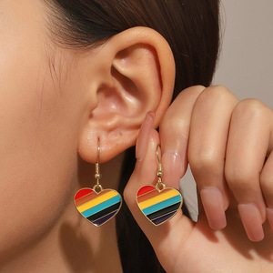 Pendientes de gota en forma de corazón multicolor Pendientes de gota de epoxi de rayas de color arcoíris chapados en oro de moda Pendiente colgante de corazón - Product Image 2