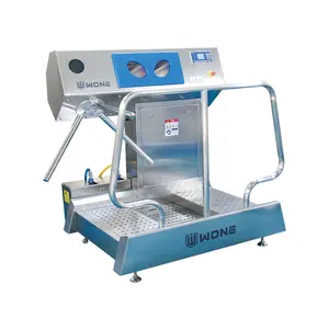 time-efficient hygiene station for food industry for disinfecting the soles and hands at the same time