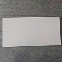 Plaque de plafond en aluminium à grain de bois carré intégré moderne personnalisée pour cuisine américaine, salle de bain, restaurant, grille de plafond facile