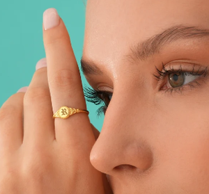 Anillo Gótico Vintage Personalizado de Acero Inoxidable 316L con Baño de Oro PVD de 18K, Anillo de Sello con Inicial Personalizada, Anillo Gótico Delicado - Product Image 2