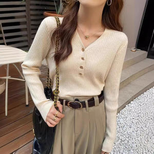 <span class=keywords><strong>Pull</strong></span> rouge <span class=keywords><strong>femme</strong></span> automne et hiver Super belle chemise de fond avec haut en tricot à col en V <span class=keywords><strong>pull</strong></span> tricoté de Noël - Product Image 2