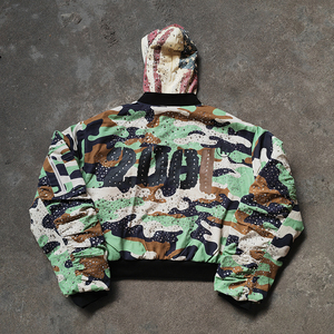 เสื้อแจ็คเก็ตฮู้ดดี้ผู้ชาย YSJY OEM สไตล์สตรีทแวร์แฟชั่นฤดูหนาว ลายพรางพิมพ์ลายสีเขียวบุซับใน แต่งคริสตัลขนาดใหญ่ ซิปหน้า - Product Image 6