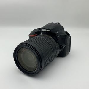 Vente en gros d'appareils photo reflex numériques <span class=keywords><strong>Nikon</strong></span> <span class=keywords><strong>D5600</strong></span> d'occasion avec objectif VR 18-140 mm, kit 24,2 MP, SnapBridge, Bluetooth, écran tactile, qualité supérieure, remis à neuf, revente - Product Image 1
