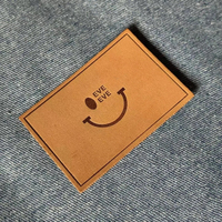 Étiquettes en cuir PU écologiques personnalisées, imprimées et gaufrées, avec couleur et forme personnalisées