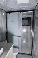 Maison conteneur modulaire pliable et extensible de 20 pieds, alimentée à l'énergie solaire, en panneaux sandwich d'acier ignifugés, avec bureau et salle de bain